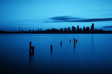 Seattle gündoğumu siluet manzaralı kentsel ofis binaları. 