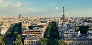 Paris 'in çatı manzarası ufuk çizgisi ve Fransa' nın Eyfel Kulesi manzarası.