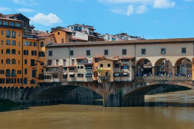 Ponte Vecchio Floransa, İtalya Arno Nehri üzerinde doğal görünümü 