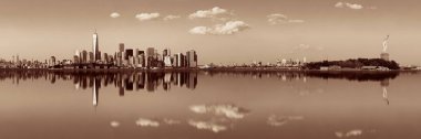 Manhattan şehir merkezi gökdelenleri ile nehir üzerinde yansımaları olan.