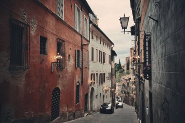 Siena, İtalya için eski binalar ile eski Caddesi'nin sokak görünümü