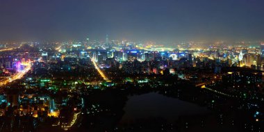 Gece Pekin kentsel binalarla hava manzarası.