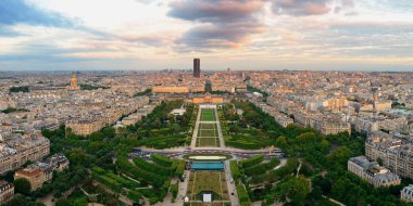 Paris şehrinin gökyüzü çatısı gün batımında, Fransa.