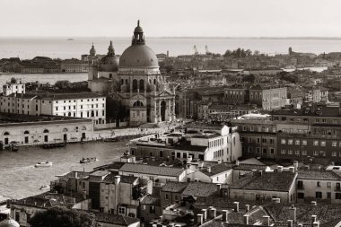 İtalya 'da Venedik Kilisesi Santa Maria della Selamlama ve kanal manzarası.