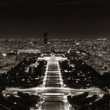 Paris şehrinin gökyüzü çatısı geceleyin, Fransa.