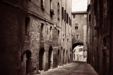 Siena, İtalya için eski binalar ile eski Caddesi'nin sokak görünümü