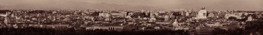 İtalya 'da antik mimari ile Roma çatısı panoramik manzarası.