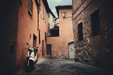 Siena, İtalya için eski binalar ile eski Caddesi'nin sokak görünümü