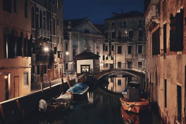 Venice Kanalı ile tarihi binalar gece, İtalya