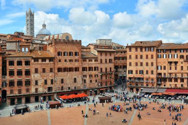 Siena, İtalya 'daki Piazza del Campo' daki eski binalar.