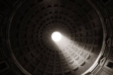 Roma, İtalya 'da Pantheon' un içinde ışık huzmesi var..
