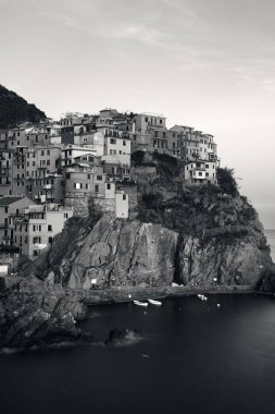 Manarola doğal görünümünü Cinque Terre, İtalya uçuruma binaları ile Akdeniz kıyısında