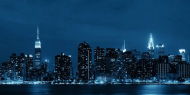Midtown Manhattan siluetinin Hudson Nehri üzerinde alacakaranlıkta