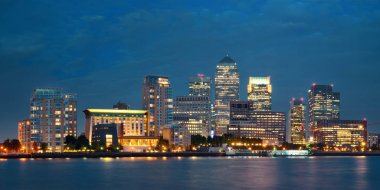 Londra 'daki Canary Wharf iş bölgesi Thames Nehri üzerinde gece. 