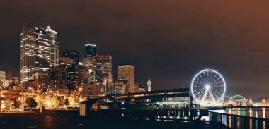 Seattle su manzaralı geceleri kentsel mimari ile