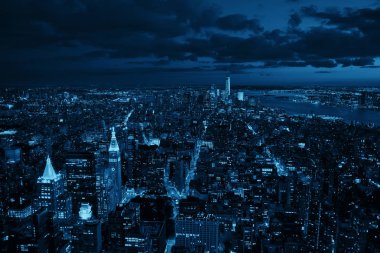 Geceleri New York City şehir merkezi gökyüzü manzarası.