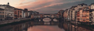 Ponte Vecchio Floransa, İtalya Arno Nehri üzerinde doğal görünümü 