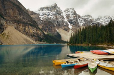 Buzultaş göl ve deniz araçları ile kar dağ Banff National Park Kanada'da şapkalı