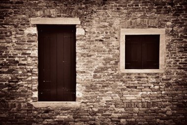 İtalya 'nın Venedik kentindeki tarihi binaların pencerelerine yakın çekim.