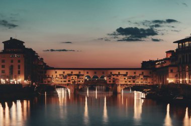 Ponte Vecchio Floransa, İtalya Arno Nehri üzerinde doğal görünümü 
