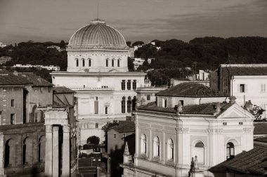 Roma tarihi mimarisi ve şehir siluetinin çatı manzarası. İtalya.