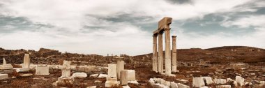 Yunanistan 'ın Mikonos kenti yakınlarındaki Delos Adası' ndaki tarihi harabelerde sütunlar görülüyor.