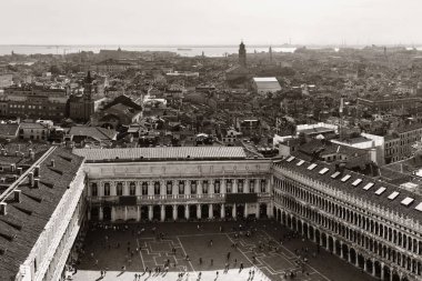 Çan Kulesi Piazza San Marco Venedik, İtalya, tarihi binaların çatı görünümü.