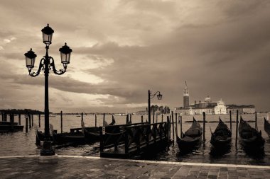 İtalya Venedik 'teki Gondola Parkı ve San Giorgio Maggiore Adası.