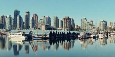 Vancouver downtown ile kentsel binalar ve tekne su yansımaları ile