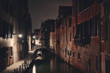Venice Kanalı ile tarihi binalar gece, İtalya