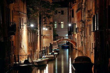 Venice Kanalı ile tarihi binalar gece, İtalya