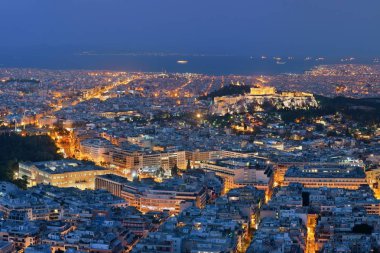 Atina, Akropolis, Yunanistan ile Lykavitos Dağı 'ndan gece gökyüzüne yükseldi.