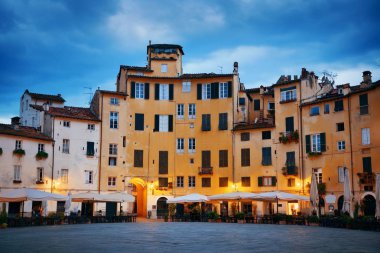 Panoramik Piazza Dell Anfiteatro Lucca, İtalya