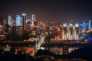 Chongqing 'deki kentsel binaların ve şehir siluetinin hava görüntüsü.