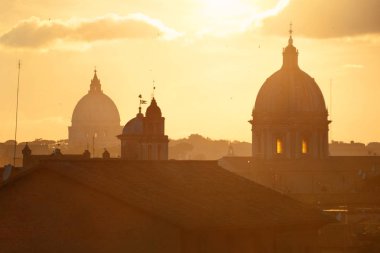 Roma çatı görünümü İtalya antik mimariye sahip gün batımında. 