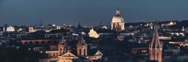 Geceleri İtalya 'da gökdeleni ve antik mimarisi olan Roma çatısı manzarası. 