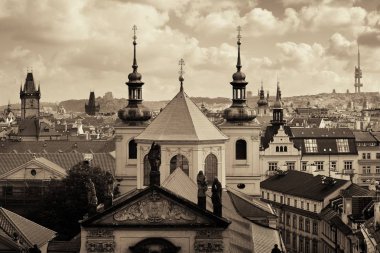 Prag manzarası çatı görünümü tarihi binalar, Çek Cumhuriyeti