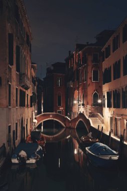 Venice Kanalı ile tarihi binalar gece, İtalya