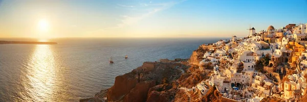 ギリシャにある建物とSantoriniスカイラインの夕日 — ストック写真