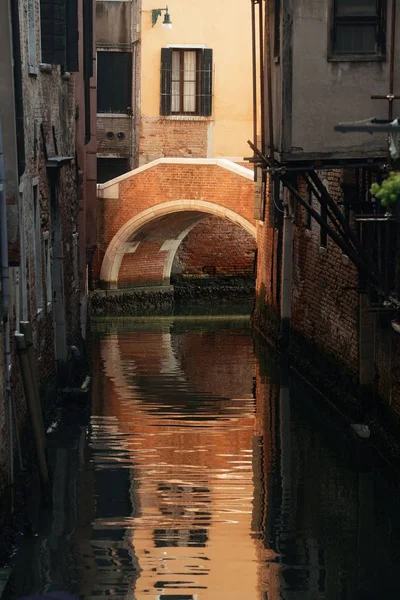 Ponte Illuminato Dalla Luce Del Sole Nel Canale Venezia Italia — Foto Stock