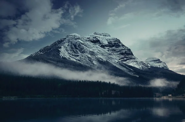 Montanha Coberta Neve Com Reflexo Lago Crepúsculo Nebuloso Parque Nacional — Fotografia de Stock
