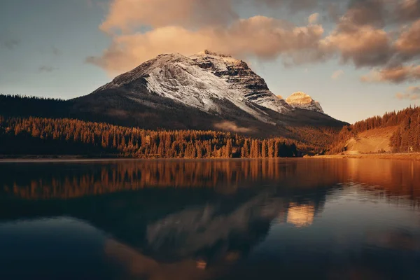 加拿大班夫国家公园的山地湖泊 日落时的反光和雾 — 图库照片