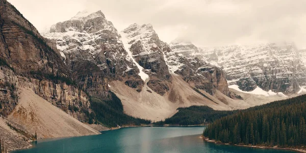 Lago Della Morena Con Montagna Innevata Del Banff National Park — Foto Stock