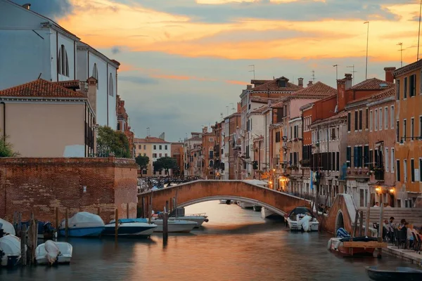 歴史的な建物とヴェネツィアの壮大な運河の夕日の景色 イタリア — ストック写真