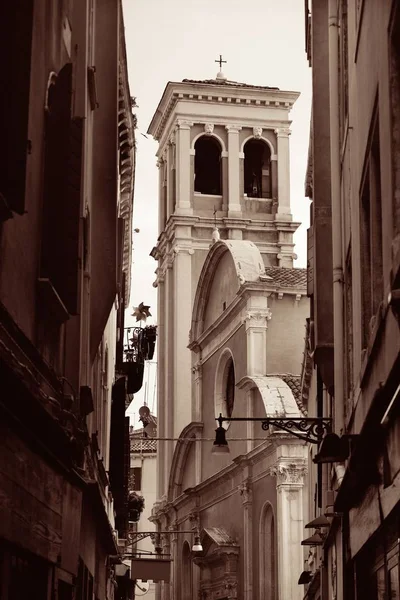 Alley Med Klocktornet Och Historiska Byggnader Venice Italy — Stockfoto