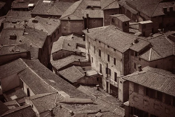 中世の町シエナの屋上からの眺めイタリアの歴史的建造物 — ストック写真