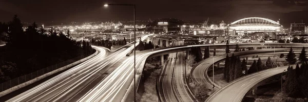 信号コースと高速道路で夜シアトル — ストック写真