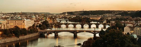 プラハのスカイラインや チェコ共和国の川に架かる橋のパノラマ ビュー — ストック写真