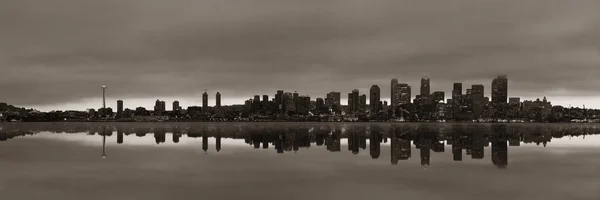 Gündoğumu Kentsel Mimari Yansıma Ile Denizde Üzerinden Seattle Şehir Manzarası — Stok fotoğraf