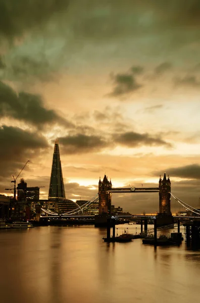 ロンドンのテムズ川に架かるシャード アンド タワー橋は夕暮れ時 — ストック写真